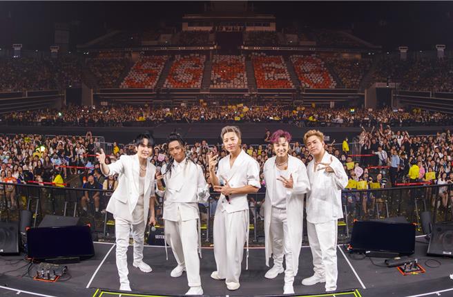 Energy新加坡开唱，见粉丝排字应援感动泛泪。（相信音乐提供）