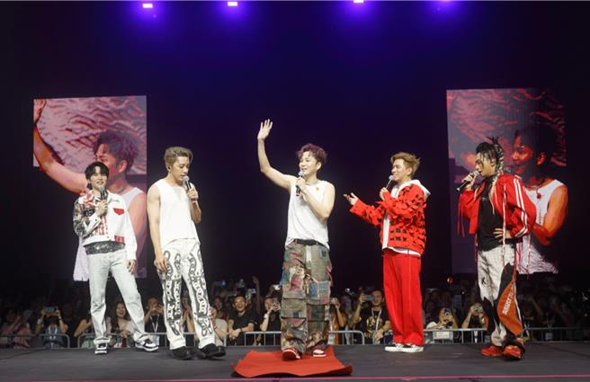 书伟错过金马，团员们为他在台上铺红毯过瘾。（相信音乐提供）