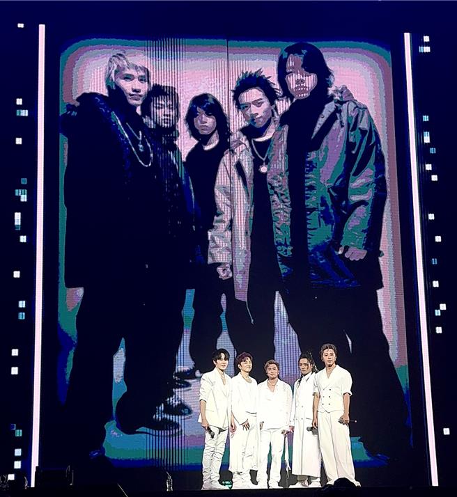 Energy復刻过往合照站位掀回忆。（相信音乐提供）