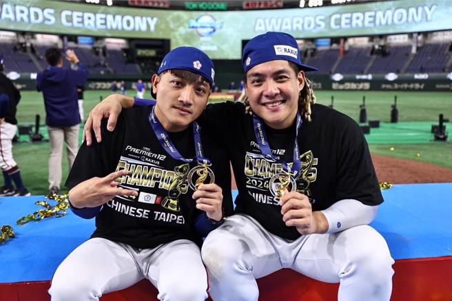 吉力吉撈(右)在遊行時對民眾大喊「給林昱珉檳榔」，讓本人愣住趕緊喊「不要鬧啦」。(圖／屏東縣府提供)