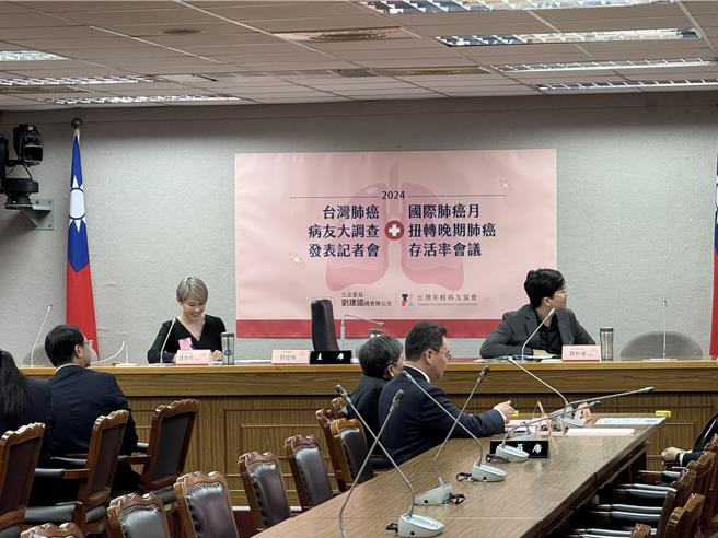肺癌已连续20年位居国人癌症死因之首，台湾年轻病友协会发起肺癌病友问卷调查，搜集晚期肺癌病友于治疗过程中所面临的困境，并于今（26）日与民进党立委刘建国共同于立法院举办记者会公布问卷调查结果。（李奇叡摄）