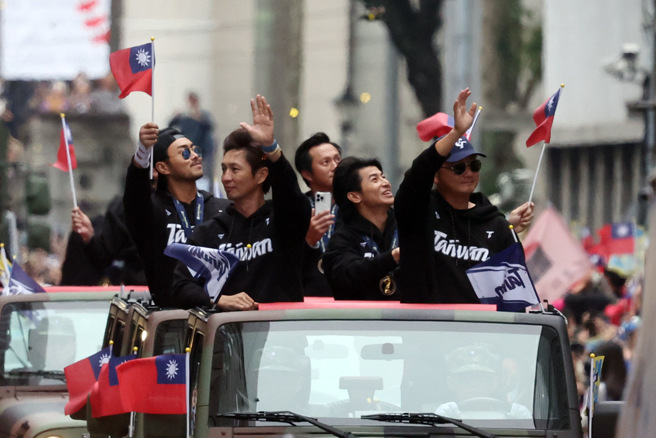 世界12强棒球锦标赛中华队勇夺冠军，下午在台北市街头进行英雄大游行，球迷挤爆游行路线街头，而本报也收集拍下个球员的精彩画面。（邓博仁摄）