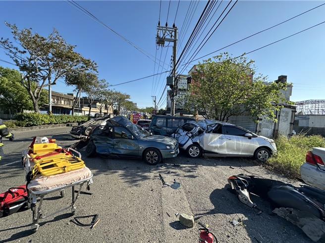 彰化县65岁白姓男子26日下午行经花坛乡中山路二段邻近监理站路段，竟「保龄球式」高速连撞路停10辆汽、机车，后四轮朝天翻覆路间，所幸路停车辆皆无驾驶，而白男也相当命大，头、胸和肢体挫伤，但伤势不算严重送医。（民眾提供／潘虹恩彰化传真）