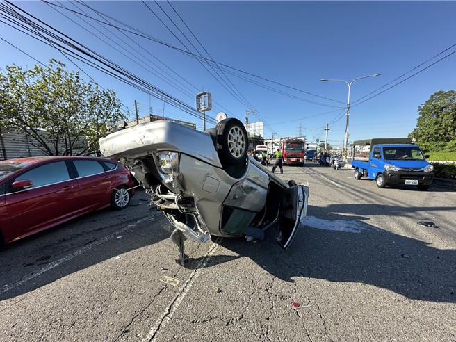 彰化县65岁白姓男子26日下午行经花坛乡中山路二段邻近监理站路段，竟「保龄球式」高速连撞路停10辆汽、机车，后四轮朝天翻覆路间，所幸路停车辆皆无驾驶，而白男也相当命大，头、胸和肢体挫伤，但伤势不算严重送医。（民眾提供／潘虹恩彰化传真）