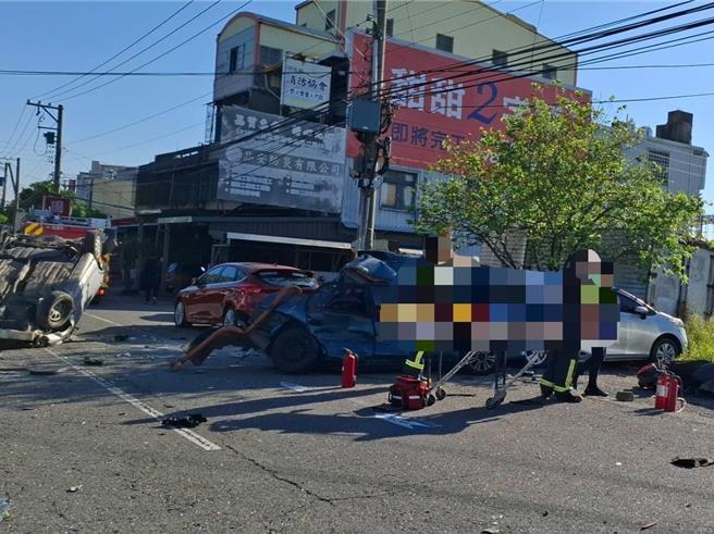 彰化县65岁白姓男子26日下午行经花坛乡中山路二段邻近监理站路段，竟「保龄球式」高速连撞路停10辆汽、机车，后四轮朝天翻覆路间，所幸路停车辆皆无驾驶，而白男也相当命大，头、胸和肢体挫伤，但伤势不算严重送医。（民眾提供／潘虹恩彰化传真）