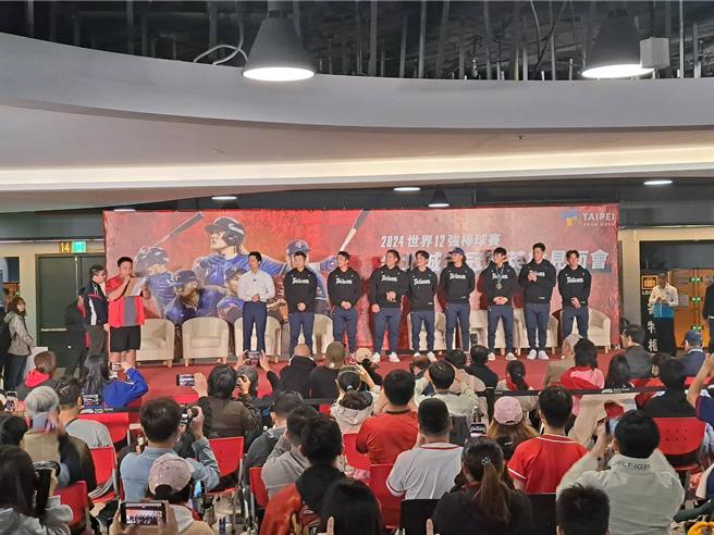 台北市政府與味全龍合作26日晚間7時在台北大巨蛋舉行12強賽英雄見面會，與會出席吉力吉撈．鞏冠、李凱威 、張政禹、陳冠偉、林凱威、張建銘、防護員李東霖、訓練員許周博。（温予菱攝）
