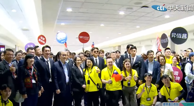采盟免税店干部乱入拍照，紧贴副总统萧美琴身旁，中华队球员、教练则被挤到一旁，引发争议。（取自中天新闻直播）