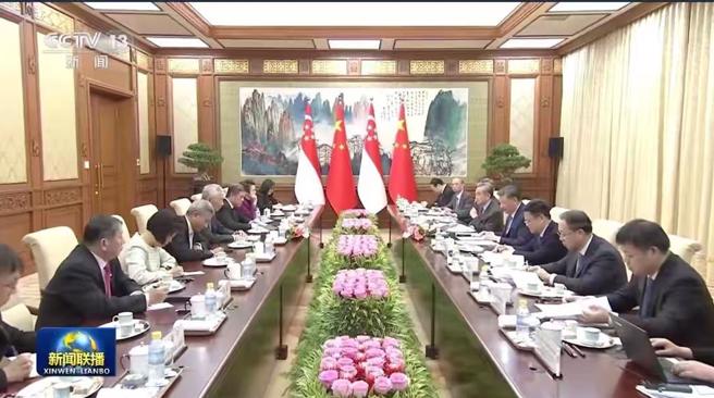 中國國家主席習近平今天在北京釣魚台國賓館會見新加坡國務資政李顯龍。（央視新聞）