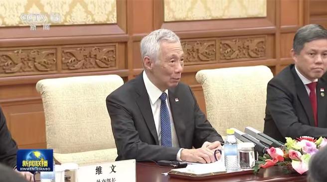 中國國家主席習近平今天在北京釣魚台國賓館會見新加坡國務資政李顯龍。（央視新聞）