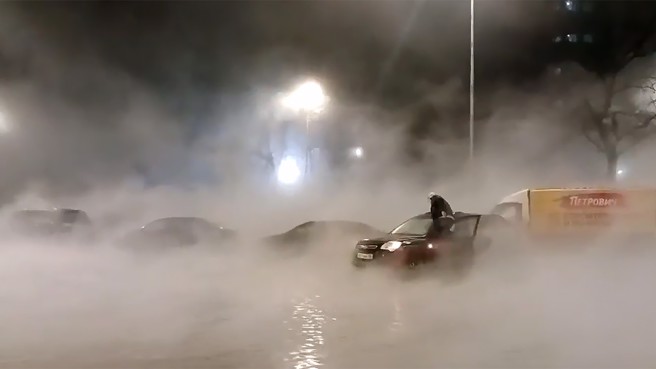 俄罗斯圣彼得堡供暖管线爆裂，淹没街道。(图/X)