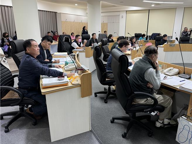 罗东镇代会审查此案时，13名镇代全员出席，扣除主持议事的主席邱文生，其他12人中，8人同意删除预算，4人不同意。（吴佩蓉摄）