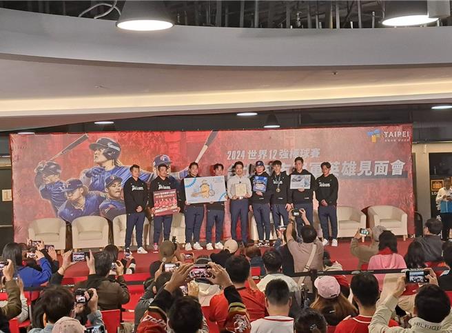 台北市政府與味全龍合作26日晚間7時在台北大巨蛋舉行12強賽英雄見面會，與會出席吉力吉撈．鞏冠、李凱威 、張政禹、陳冠偉、林凱威、張建銘、防護員李東霖、訓練員許周博。（温予菱攝）