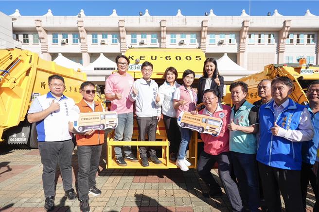 南投县府斥资4800万元採购10辆环保低碳垃圾车及4辆资源回收车，县长许淑华点交后，汰换10乡镇市公所的老旧柴油垃圾车。（杨静茹摄）
