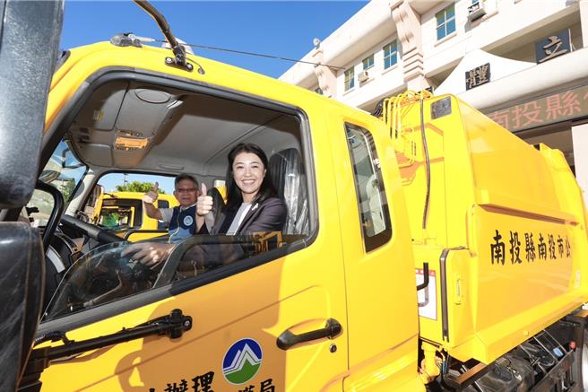 南投县长许淑华试乘环保低碳垃圾车，明显感受到新车辆比较少废气异味、低噪音。（杨静茹摄）