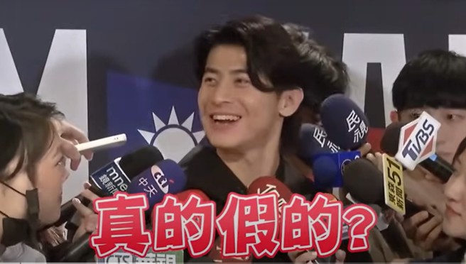 陈杰宪受访有关500元图案换成冠军队，兴奋到笑容超级灿烂。（翻摄画面）