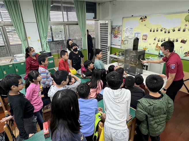 为强化学童消防安全观念及灾害应变能力，桃园市消防局第三大队大园分队今与大园区内海国小联合办理防灾小尖兵宣导活动。（消防局提供／廖姮玥桃园传真）
