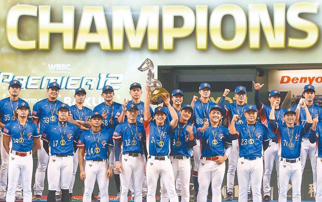 12强赛中华队以4比0击退日本队，然而，「官方海报」竟未有中华队与委内瑞拉的球员。图为中华队夺冠合影。（图／赵双杰摄）