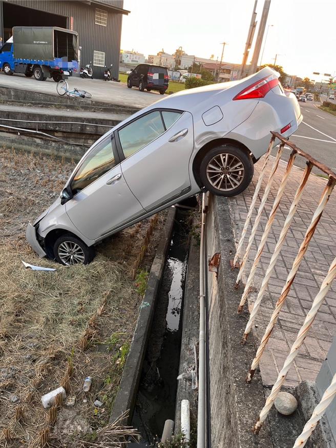 陳男衝出護欄直接插進稻田裡。（民眾提供／李京昇台中傳真）