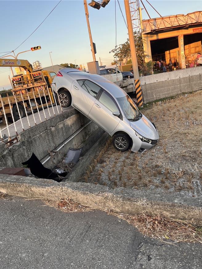 民眾看見車禍畫面驚呼連連。（民眾提供／李京昇台中傳真）