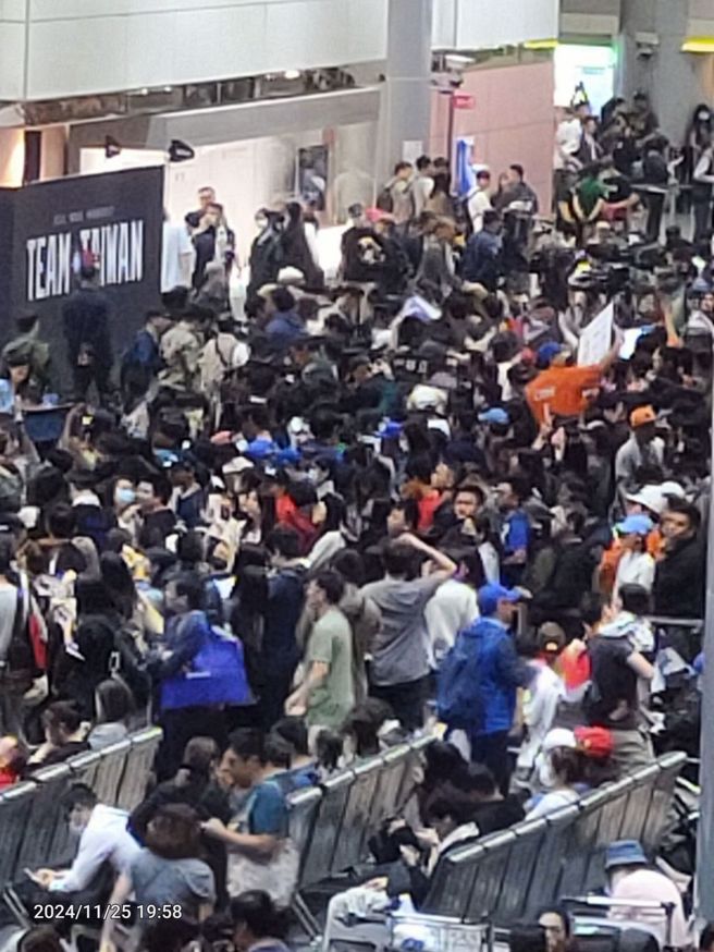 12强中华英雄凯旋归国，桃园机场涌进数千名球迷接机，但现场动线规划混乱，引发不少争议与质疑。（资料照／黄邱伦摄）