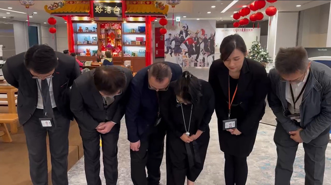 采盟免税店硬蹭球员合照，董事长古素琴(右3)还率领一票人抢占C位，引爆球迷不满出征，26日与干部鞠躬道歉，却又搞不清楚道歉对象，遭二度炎上。(采盟提供／陈麒全桃园机场传)