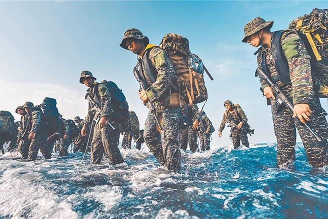 國軍志願役「不適服」問題引發關注，圖為10月兩棲偵搜專長班第158期訓練。（軍聞社） 