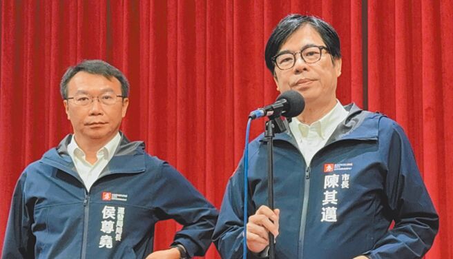 对于许铭春事件是否影响高雄市长选情？高雄市长陈其迈（右）25日表示，国民党早已定于一尊，民进党初选时间应该要提早。（柯宗纬摄）