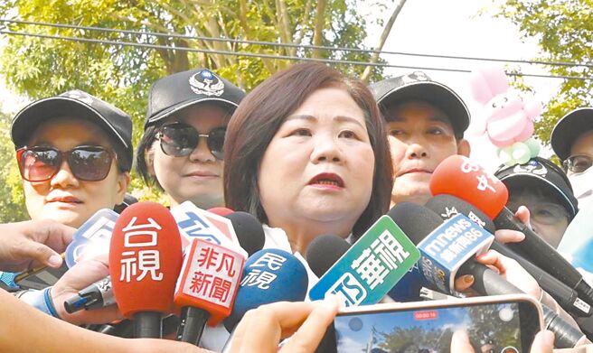 前劳动部长许铭春（中）卷入霸凌案风波，她日前出席活动时，低调避谈退选与否。（本报资料照片）