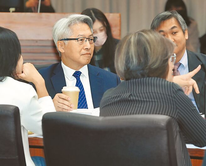 中研院院长廖俊智（中）25日表示，要扭转「重理工，轻人文」局面，应先培育菁英人才。（陈君玮摄）