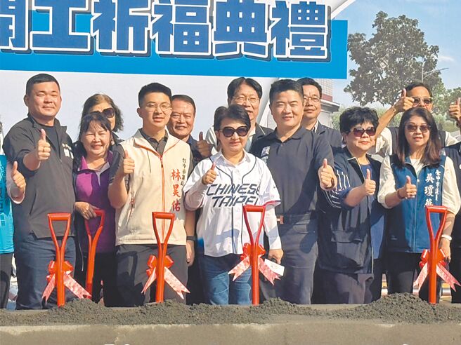 台灣民意基金會公布最新民調，台中市長盧秀燕（前排右四）以45.7％穩坐民眾最欣賞的六都市長第1名。盧秀燕25日穿著中華隊應援球衣出席烏日區成功西路拓寬工程開工祈福典禮。（潘虹恩攝）