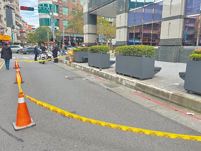 台北市內湖瑞光路25日發生情殺喋血案件，宿姓男子痴纏蔡姓人妻，當街爭吵後持彈簧刀將蔡女砍到命危。（警方提供／胡欣男台北傳真）