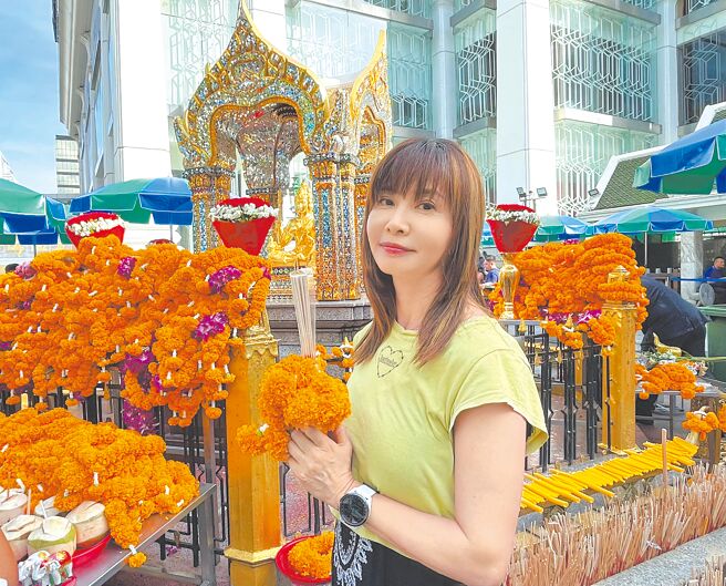 艺人岳庭日前被记者直击在曼谷四面佛还愿。（林淑娟摄）
