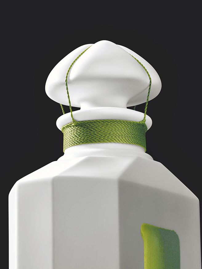 瓶盖上的四叶瓣设计是其最大特色。（娇兰提供）