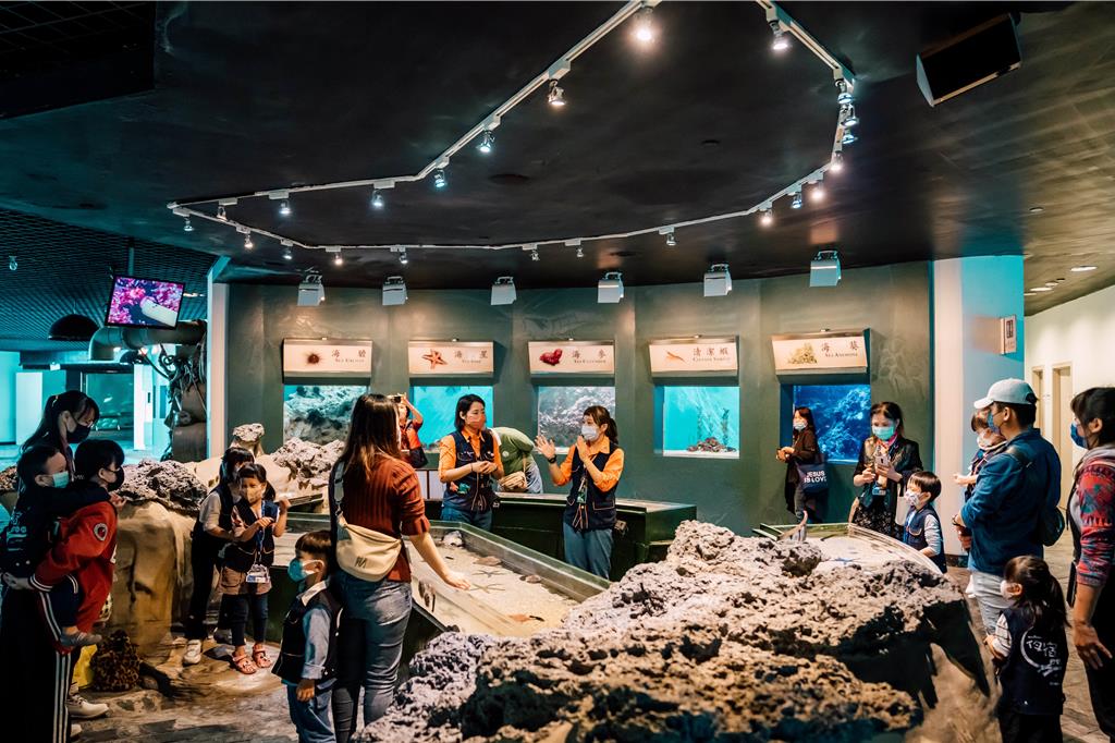 屏東海生館將舉辦「夜宿─迷你解說員親子營」活動，讓小朋友與解說員角色對調。（海生館提供／羅琦文屏東傳真）