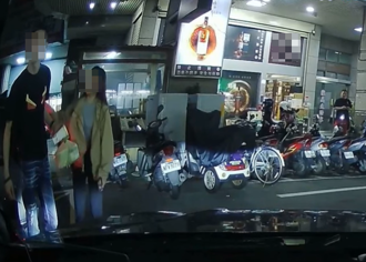 檳榔男違停竟囂張嗆人！長髮妹子拉衣角急安撫 網：小妹妹真可惜