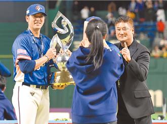 12強》冠軍獎盃目前在這 公開展示處籌劃中