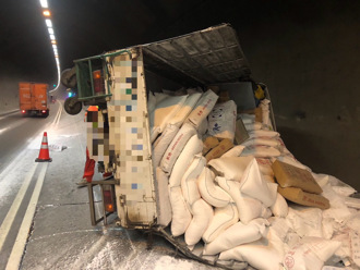 台64觀音山隧道「貨車撞路緣」翻覆  「太白粉」灑滿地恐害打滑