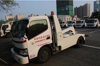 高雄男衝拖吊場拒繳錢強行開走車    管理員攔阻慘遭拖行受傷