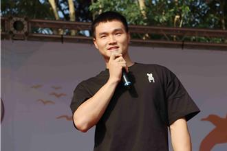 陳柏清光榮返校 與勇警薛先得接受南華大學表揚