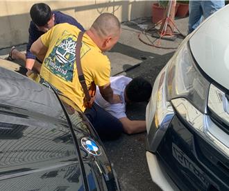 25歲男開BMW收詐騙水錢 駛進小巷遭警方甕中捉鱉