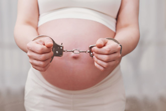 男女囚犯隔離關押 卻離奇生子！靠1招人工受孕