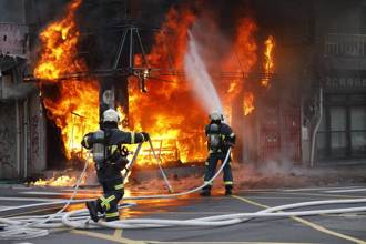 北市濟南路手機維修店火警 「濃煙竄天際」畫面曝！消防急灌救