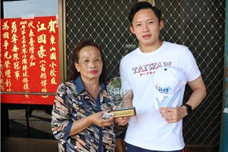 江國豪與阿嬤窩心互動 阿嬤秀卡片：是永久的紀念