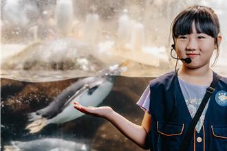 萌翻了！孩子當起解說員 帶爸媽探索海洋世界