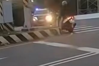 好運用光了？騎士「無視紅燈」迴轉 秒被閃大燈路邊停靠