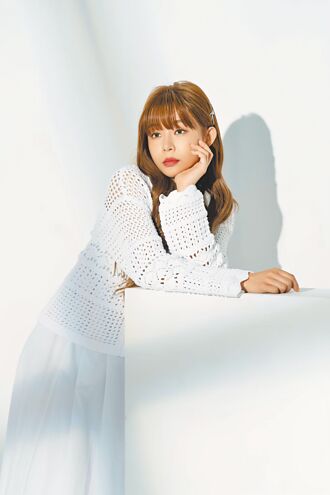 Yuri穿出清新率性風