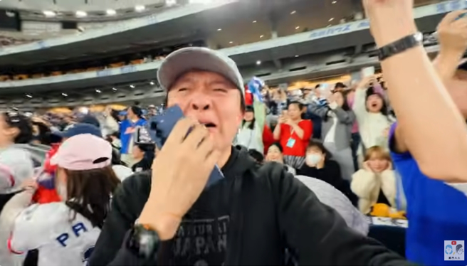 网红「美西太太」见证中华队夺冠，先生感动爆哭。（图／摄自YT@美西太太）