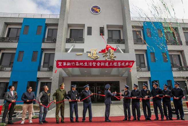 空军第2联队「生活营舍新建工程落成典礼」，营舍命名为「一鸣楼」。（记者林睿奕摄）