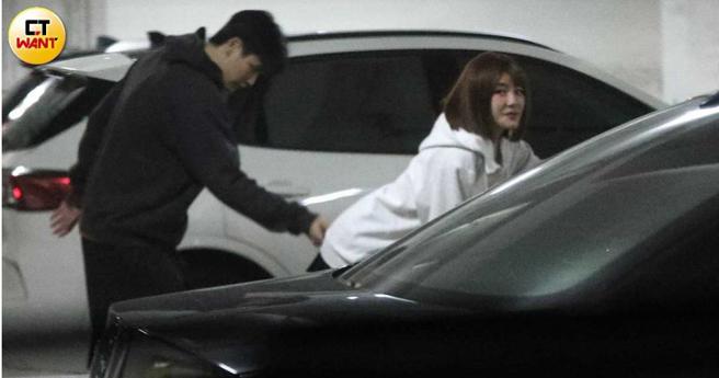 去年陈波波被拍到和同队球员谢亚轩在停车场上演掀裙情趣，进而曝光恋情。（图／本刊摄影组）