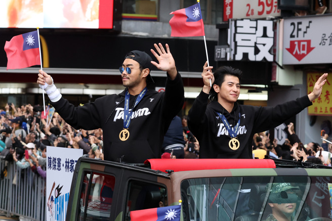 世界12强棒球「台湾队长」陈杰宪爱妻形象，被封为国民老公。（记者邓博仁／摄影）